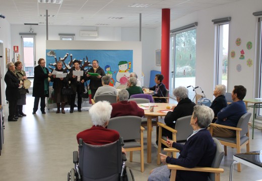 Alumnas do Taller de Memoria de Lousame cantan os aguinaldos aos meniños do PAI, aos maiores do centro de día e aos traballadores municipais