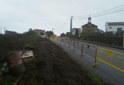 Arrancan as obras de mellora da contorna da Capela da Guía na parroquia de Carreira