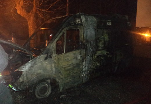 Un lume calcina unha ambulancia de madrugada no posto de 061 de Cambre