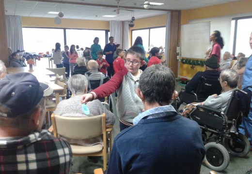 Os nenos e nenas das actividades de conciliación do Concello de Ordes celebran o Nadal na residencia de maiores