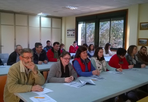 Dezaoito veciños e veciñas de Frades participan nun curso para obter o carné de manipulador de alimentos