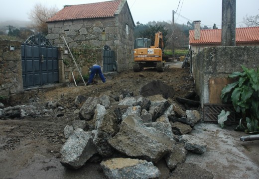 Arranca a pavimentación con granito do entorno do Cruceiro de Outeiro en Artes