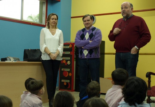 A Inspectora de Educación, Elena Urtiaga, e o alcalde de Fene, Juventino Rrigo, visitaron o Colexio Centieiras no marco do programa “Contamos”