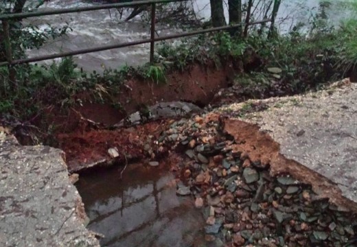 O temporal derrubou parte de dúas pontes en Frades, obrigando a cortar a circulación de vehículos en ambas pistas