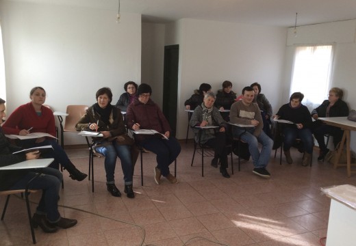 Unha ducia de veciños e veciñas de Frades inician un curso de cociña en Ponte Carreira