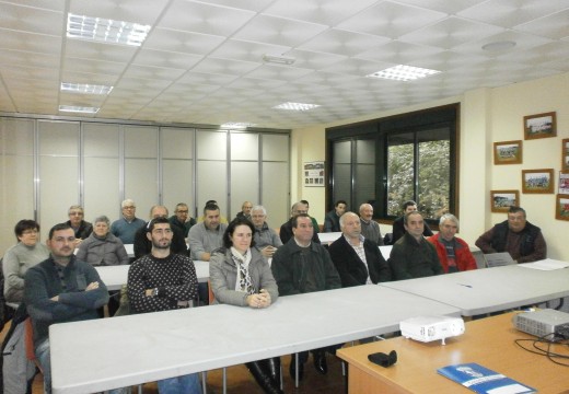 Un total de 25 veciños e veciñas de Frades participan nun curso de poda e enxertos