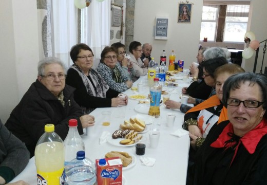 Os maiores dos Obradoiros da Memoria de Lousame celebran a chegada do Entroido