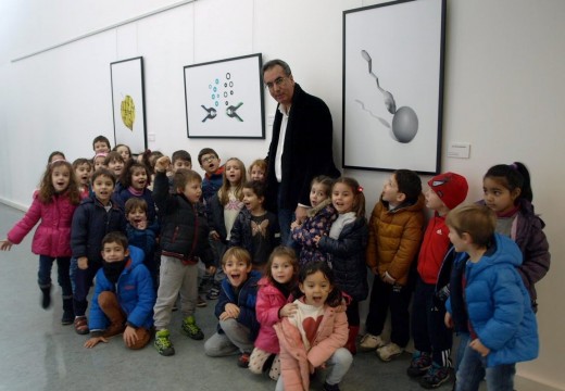 Alumnos do CEIP de Centieiras achéganse ás “Metáforas visuais” de Román Montesinos