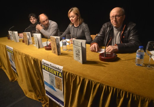 Cipriano Fernández presentou en Riveira os seus dous novos libros de teatro escolar