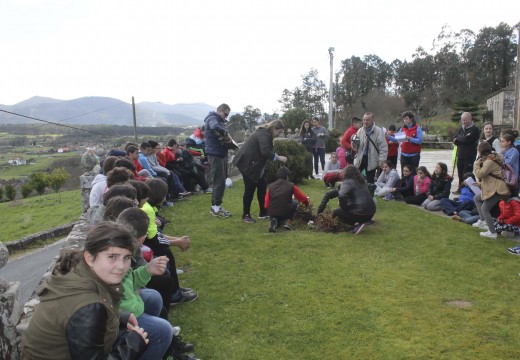 Sesenta nenos e nenas do CEIP de Pedrouzos realizan unha homenaxe a Rosalía de Castro na Igrexa de Bastavales