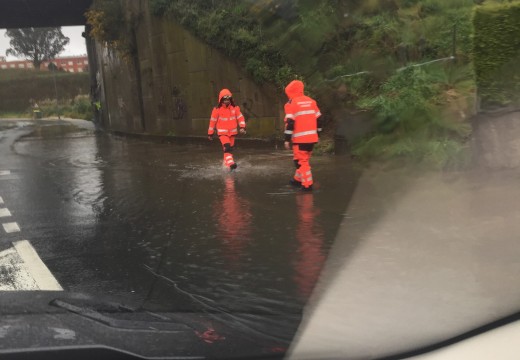 Cambre mobiliza a todos os efectivos de Protección Civil, Policía Local e Brigada de Obras para combater o temporal de choiva