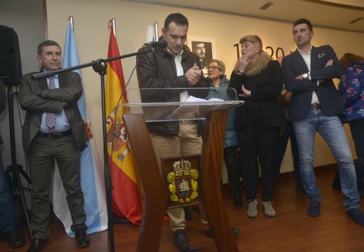 Multitudinaria e emotiva inauguración da exposición 15×20 mate para conmemorar os 60 anos de Lesmes fotógrafos en Riveira