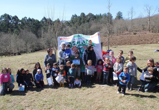 Unha trintena de meniños/as da Escola Infantil A Ulloa participan nunha plantación de árbores autóctonas na área recreativa do Cachopal