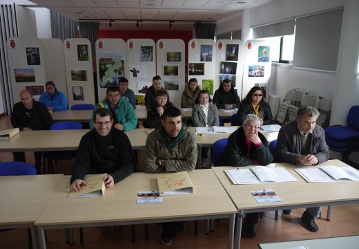 Desempregados de Touro, O Pino e Boqueixón buscan unha saída laboral na agricultura da man da Rede Xiana