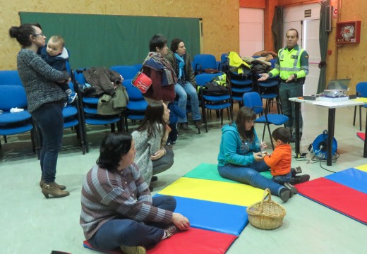 A Garda Civil de Tráfico fala en San Sadurniño sobre a seguridade infantil nos vehículos