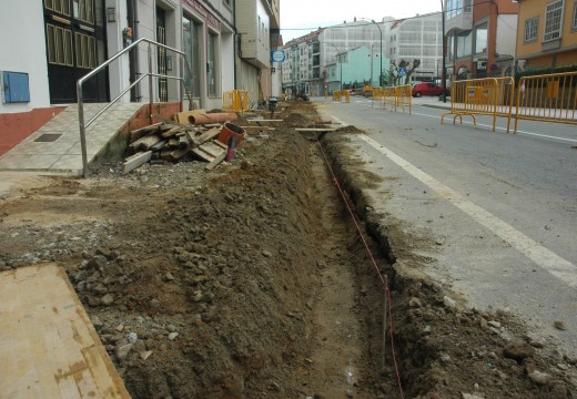 A renovación das beirarrúas da Avenida da Coruña permitirá gañar unha nova área de aparcamentos na cidade riveirense