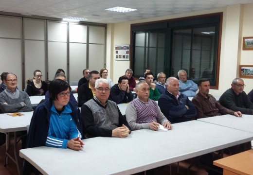 Un total de 26 veciños e veciñas inician un curso de horta ecolóxica en Frades