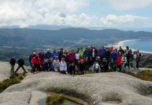 Medio cento de veciños e veciñas de Brión participaron nun roteiro polos sendeiros do Monte Pindo e da Fervenza do Ézaro