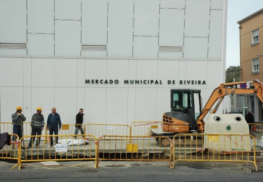 Comezan os traballos de instalación do transformador no novo Mercado de Riveira