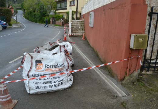 A Brigada canaliza un manancial en San Lourenzo que afectaba á circulación