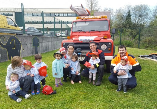 Os nenos da Escola Infantil da Barcala se fan “Bombeiros por un día”