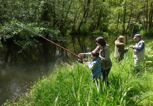 Nenos e nenas de Touro, na II Xornada de Pesca Infantil