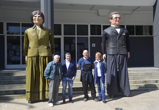 Dous xigantes de Castelao e Rosalía de Castro animan en Riveira as Letras Galegas