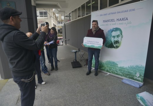 Photocall ante o concello de Manuel María