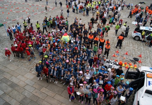 Trescentos escolares de Primaria participaron este venres nunha xornada sobre seguridade viaria na praza do Obradoiro