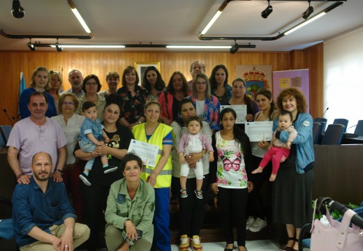 Mestura entrega os diplomas do curso “habilidades domésticas” a unha decena de mulleres