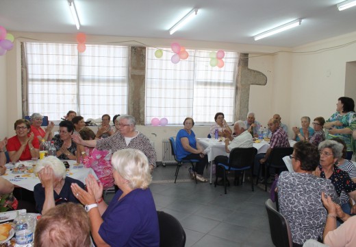 Corenta maiores dos Obradoiros da Memoria de Lousame celebraron unha merenda de fin de curso