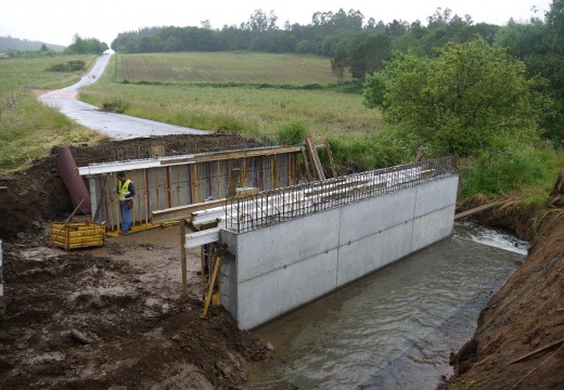 Avanza o arranxo da ponte sobre o río Beseño, no Concello de Touro, derrubada en xaneiro polas crecidas