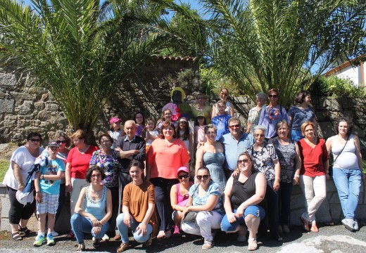 As alumnas de “Tecendo polo cambio” de Lousame reivindican o traballo da muller na mina cun yarn bombing en San Finx