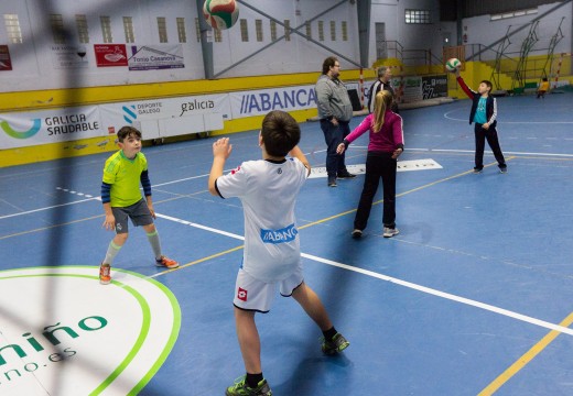 O Aldebarán-Intasa organiza obradoiros de volei para a rapazada durante todo o mes de xullo