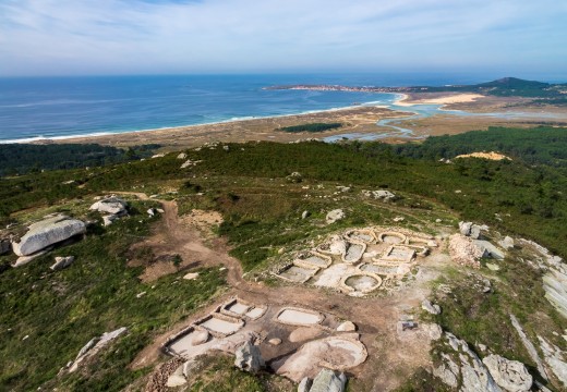 O concello de Riveira organiza visitas guiadas polo entorno do parque de San Roque, o castro da Cidade e Pedra da Ra