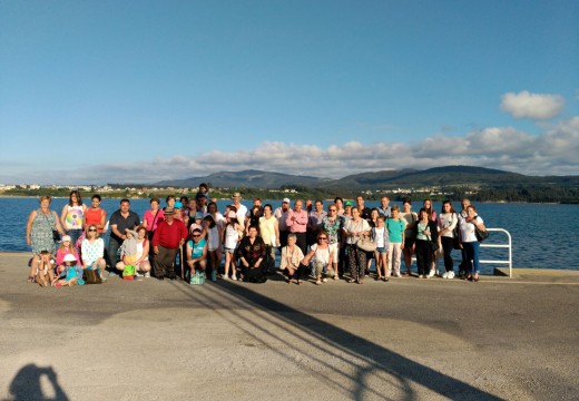 Un total de 55 veciños e veciñas de Frades visitan a praia das Catedrais, Ribadeo e Foz