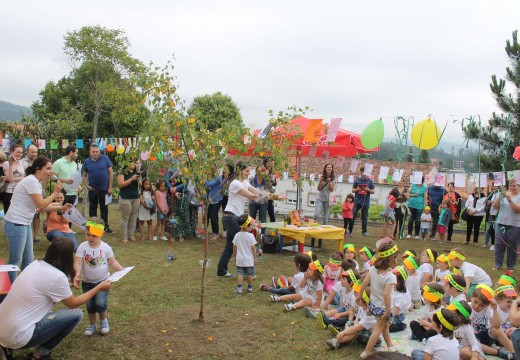 Os meniños da gardería municipal de Brión celebran cos seus pais e nais a fin de curso