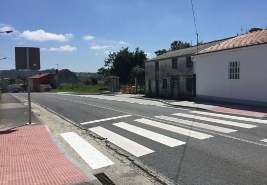 Pravio mellora a seguridade vial cun paso de peóns e unha marquesiña para o autobús