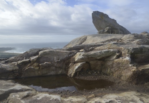 A actuación no miradoiro de Pedra da Ra suma e segue: seleccionada para a Bienal Internacional de Arquitectura de Arxentina