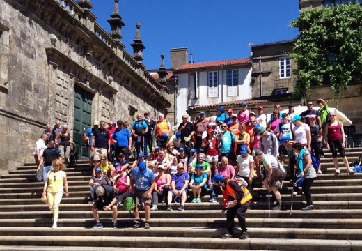 Un cento de persoas chegan a Compostela para reclamar unha variante do Camiño Inglés pola ría de Muros e Noia