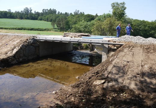 A ponte sobre o río Beseño, no Concello de Touro, estará lista para o seu uso nos próximos días