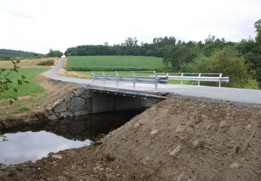 A ponte sobre o río Beseño, no Concello de Touro, xa está aberta ao paso de vehículos e persoas