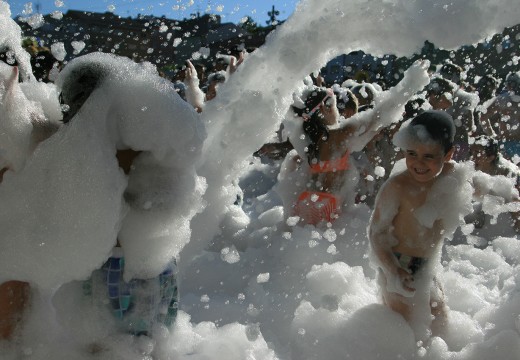 Día do neno e nena con festa da espuma en Ordes