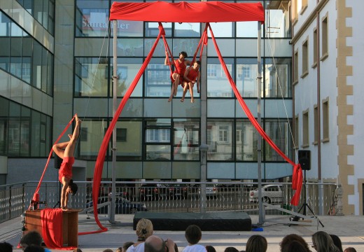 Acrobacias aéreas para o público de Ordes