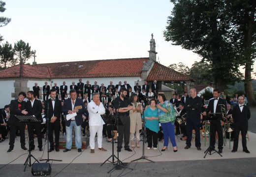 Máis de 500 persoas encheron o campo da Festa de San Roquiño (Lousame) na homenaxe a Prudencio Romo