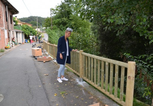 O Concello realiza unha actuación de seguridade viaria en Cela na estrada que bordea o río Mero