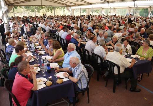 Touro homenaxea a 800 maiores na súa XXIV Festa da Terceira Idade