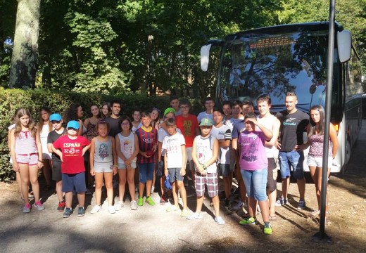 Nenos e nenas de Touro, de campamento en Porto do Son