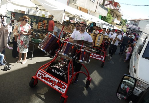 Centos de veciños y visitantes, na ‘Feira dos Emigrantes’ de Touro