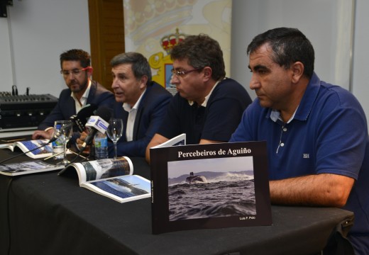 Luis Polo retrata en 110 fotografías a realidade da vida dos percebeiros de Aguiño